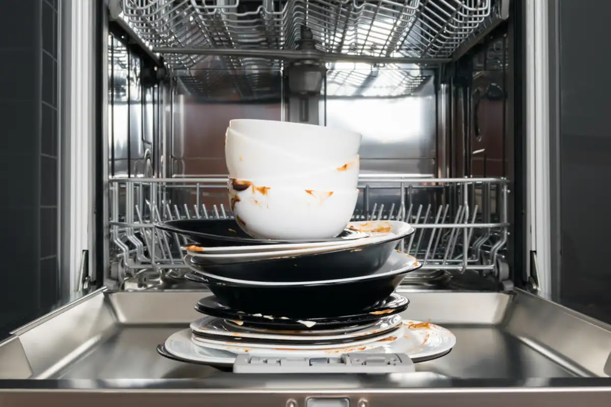 Mitä tehdä, jos astianpesukone jättää likaa astioihin – täydellinen opas puhtauteen!
