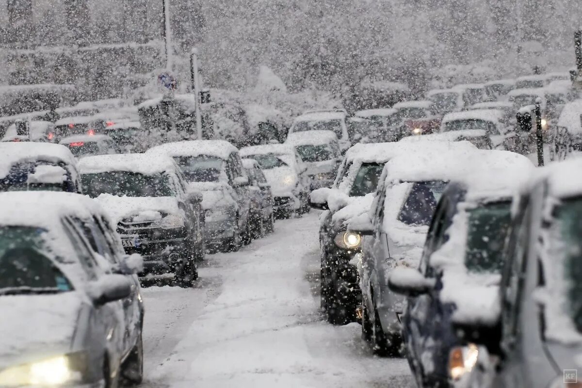 Ensimmäinen lumi teillä: täydellinen selviytymisopas kuljettajalle – näin ajat turvallisesti koko talven