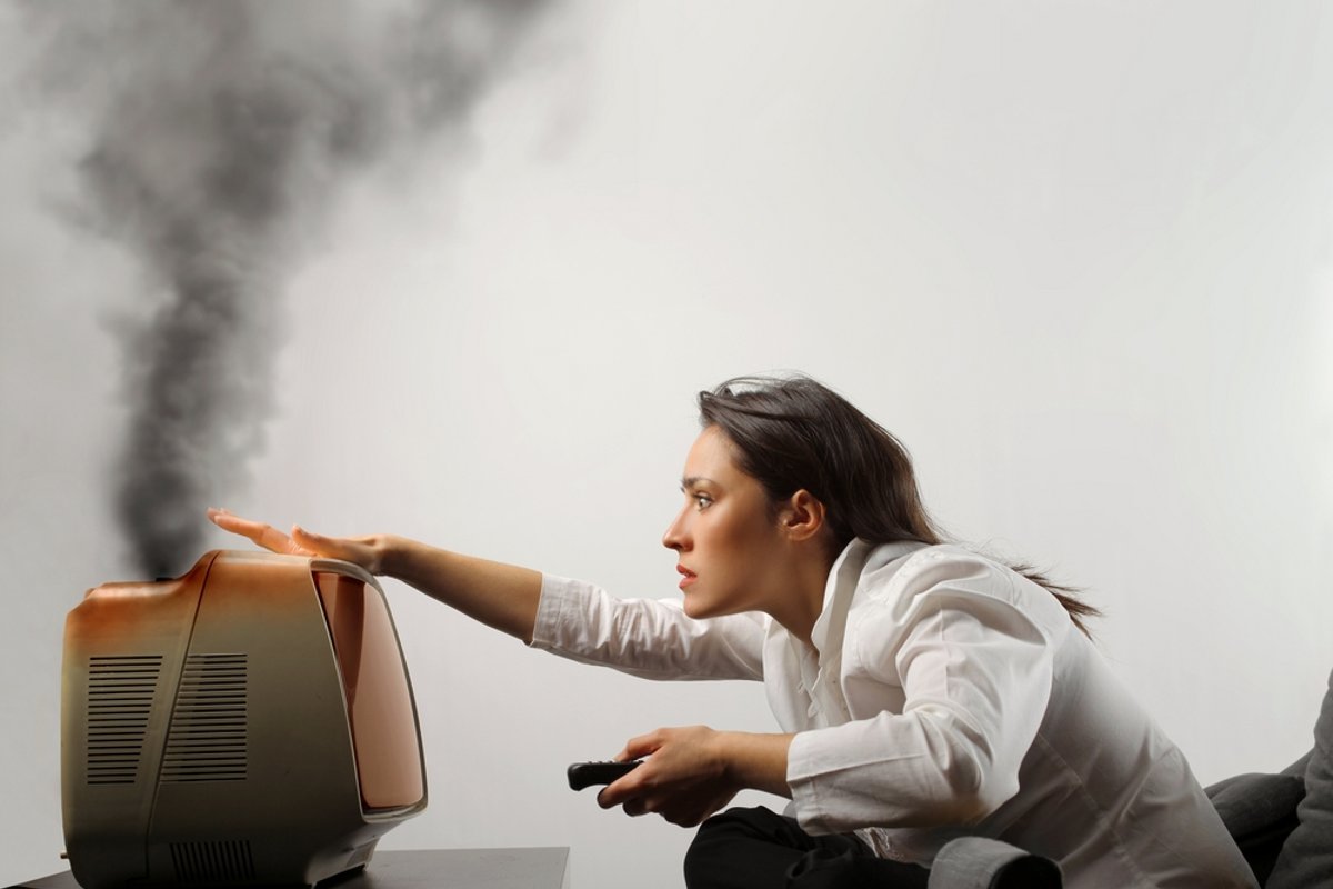 Näin suojaat laitteet jännitepiikeiltä: Sähköasentajan vinkit