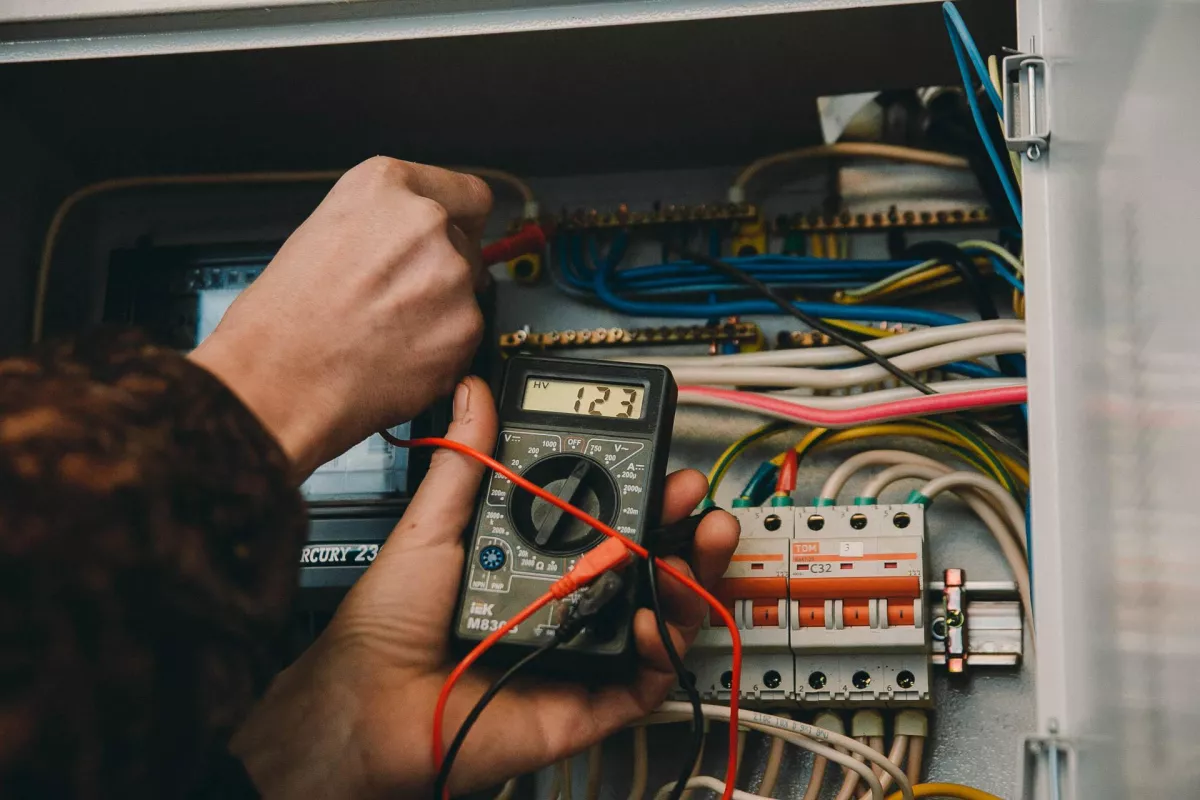 Näin suojaat laitteet jännitepiikeiltä: Sähköasentajan vinkit