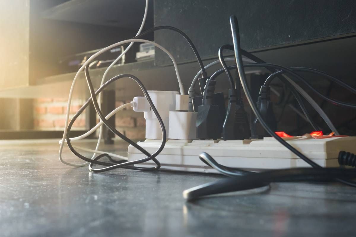 Näin suojaat laitteet jännitepiikeiltä: Sähköasentajan vinkit