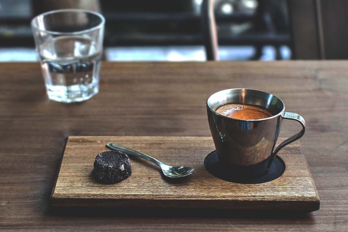 Kahvin tarjoiluetiketti – opi taidokkaat tavat ja hurmaa vieraasi!