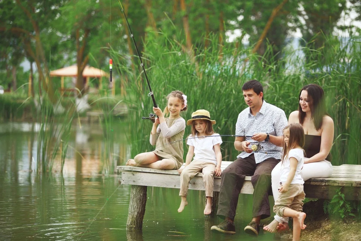Kalastus lasten kanssa – näin siitä tulee koko perheen paras päivä, eikä mikään kidutus