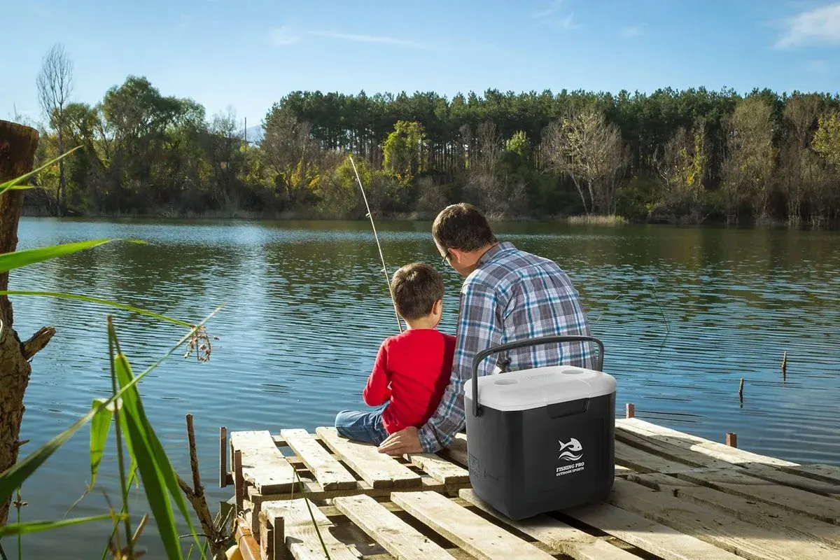 Kalastus lasten kanssa – näin siitä tulee koko perheen paras päivä, eikä mikään kidutus