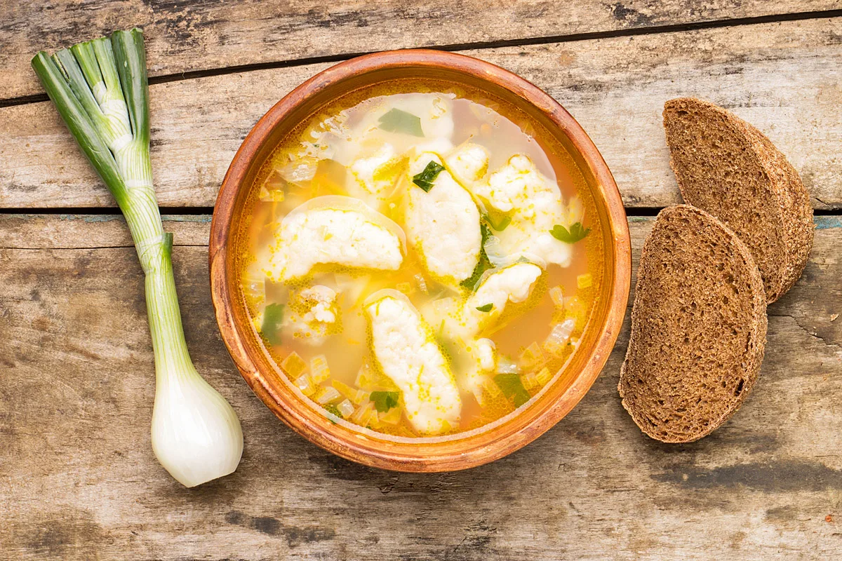 Keitto klimppien kera – koko perheen lämmin lempiruoka, joka valmistuu kuin itsestään!