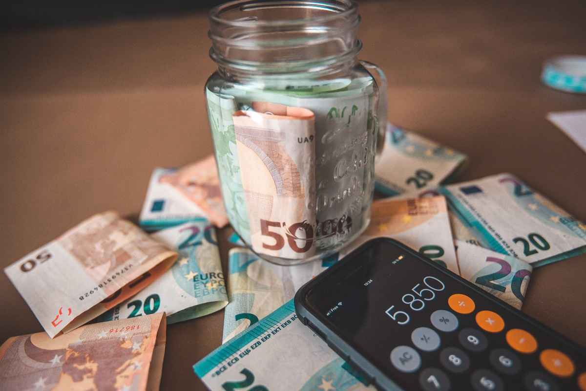 Nämä menneisyyden tavat johtavat köyhyyteen – vapauta itsesi vanhoista kuormista!