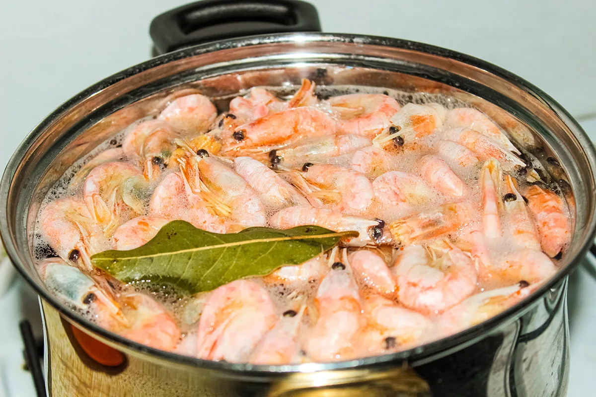 Kuinka ja kuinka kauan keittää katkarapuja?