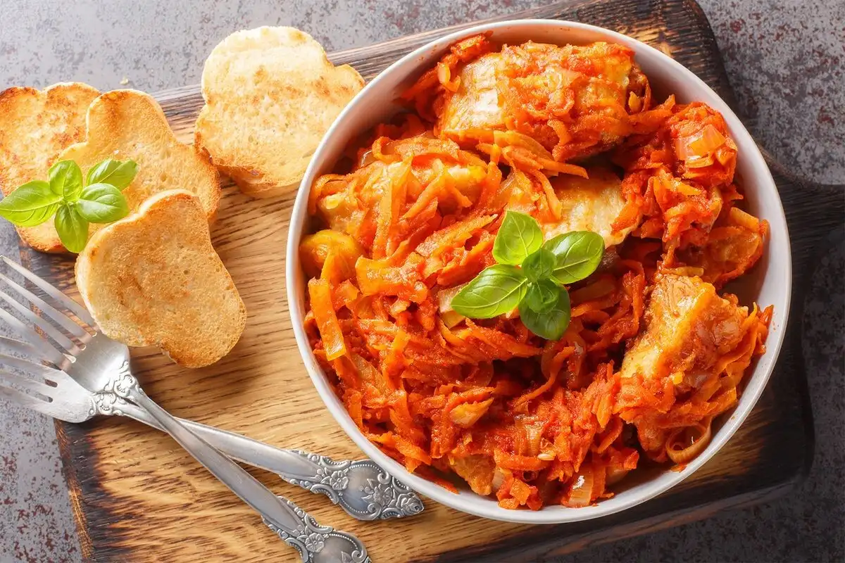 Mehevä haudutettu kummeliturska tomaattikastikkeessa