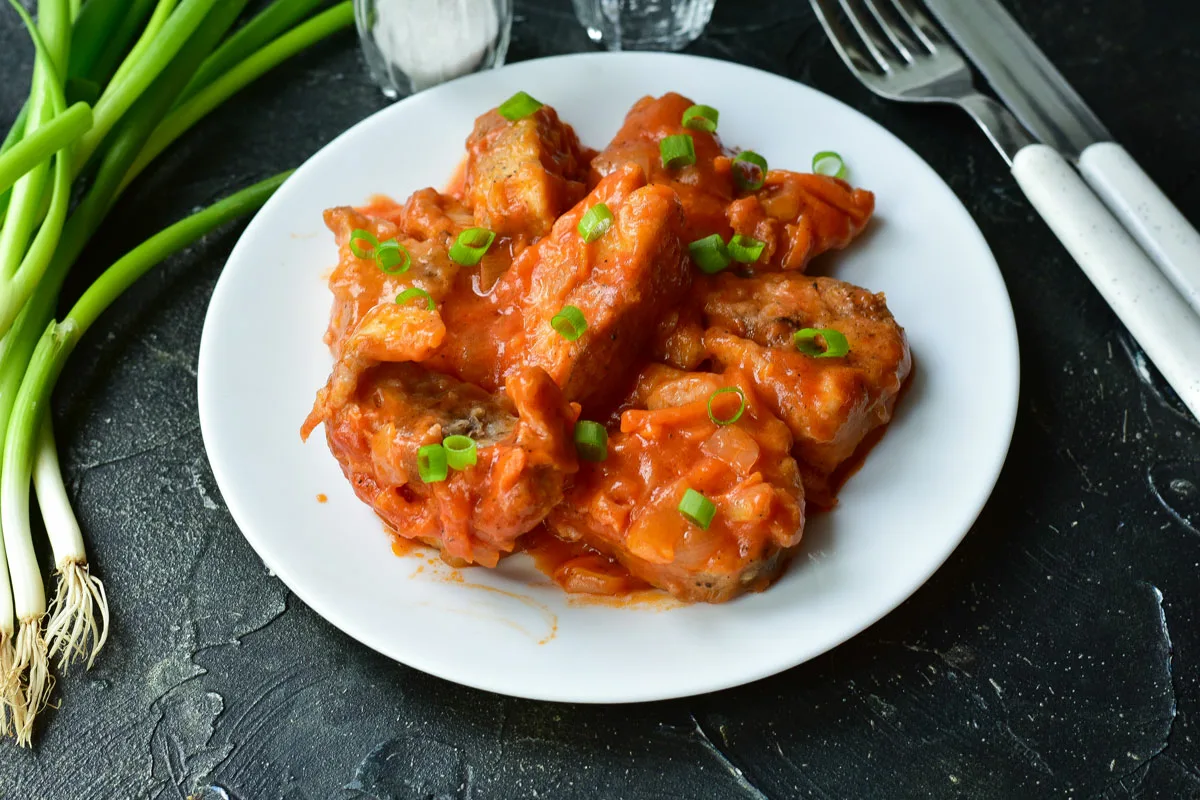 Mehevä haudutettu kummeliturska tomaattikastikkeessa