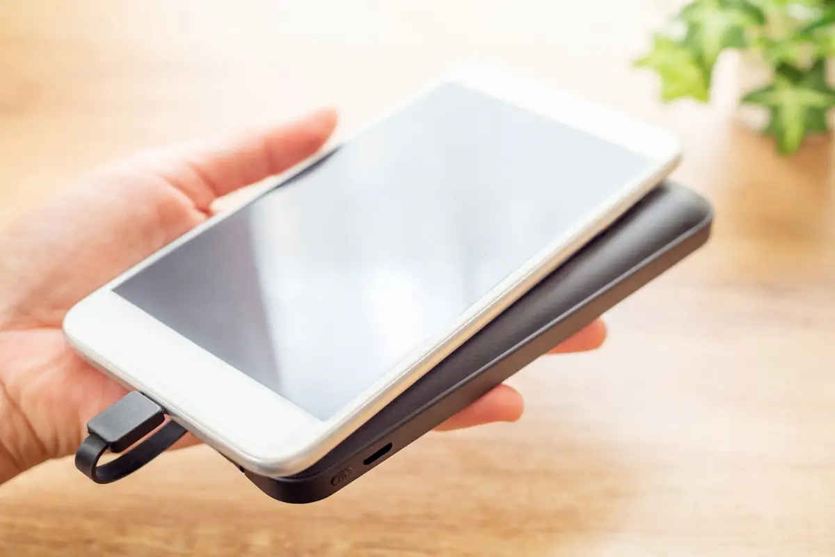 Helpoin ja turvallisin tapa ladata puhelin sähkökatkon jälkeen