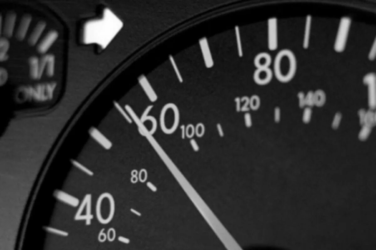 Nopeusmittari vai navigaattori - kumpaan luottaa ja vältä sakot!