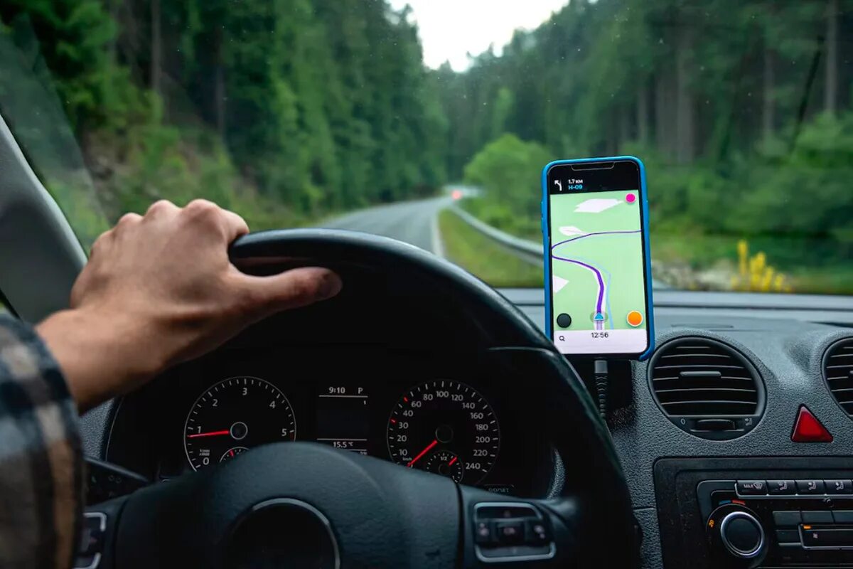 Nopeusmittari vai navigaattori - kumpaan luottaa ja vältä sakot!