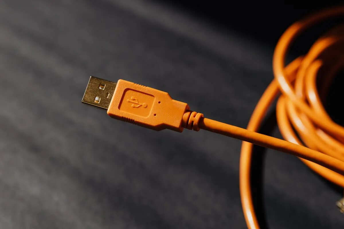 Oranssi USB portti – ei vain koriste: Mitä se oikeasti tarkoittaa?