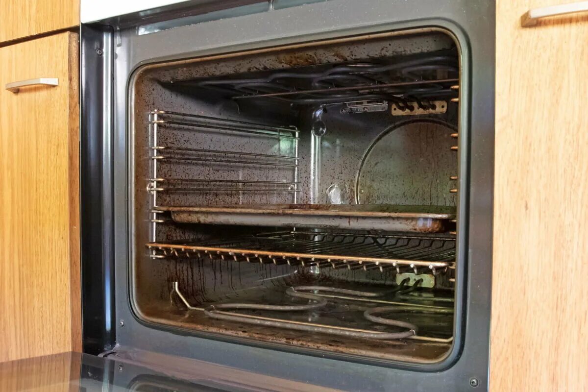 Uuni kiiltää kuin uusi – puhdistan kaiken rasvan ja palaneet läiskät yhdellä ainoalla astianpesutabletilla
