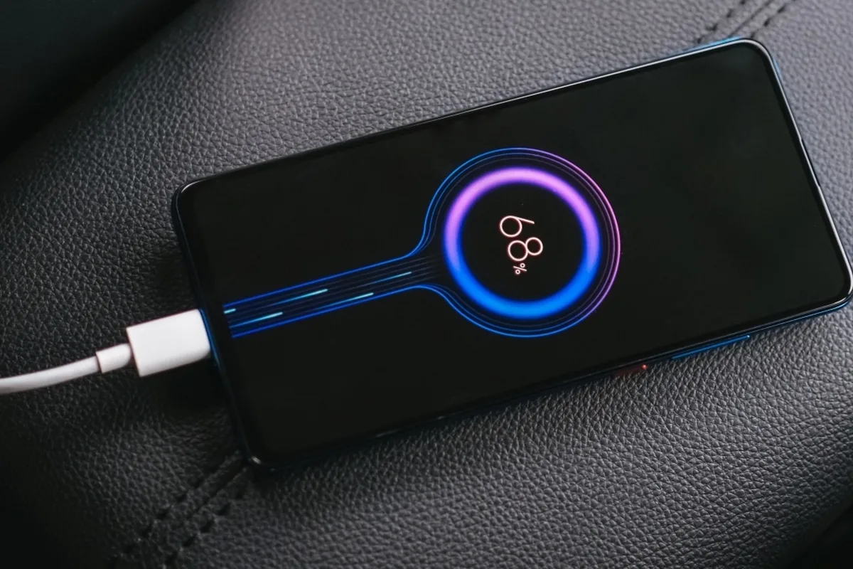 Nopeuttaaako pikalataus puhelimen akun kulumista?