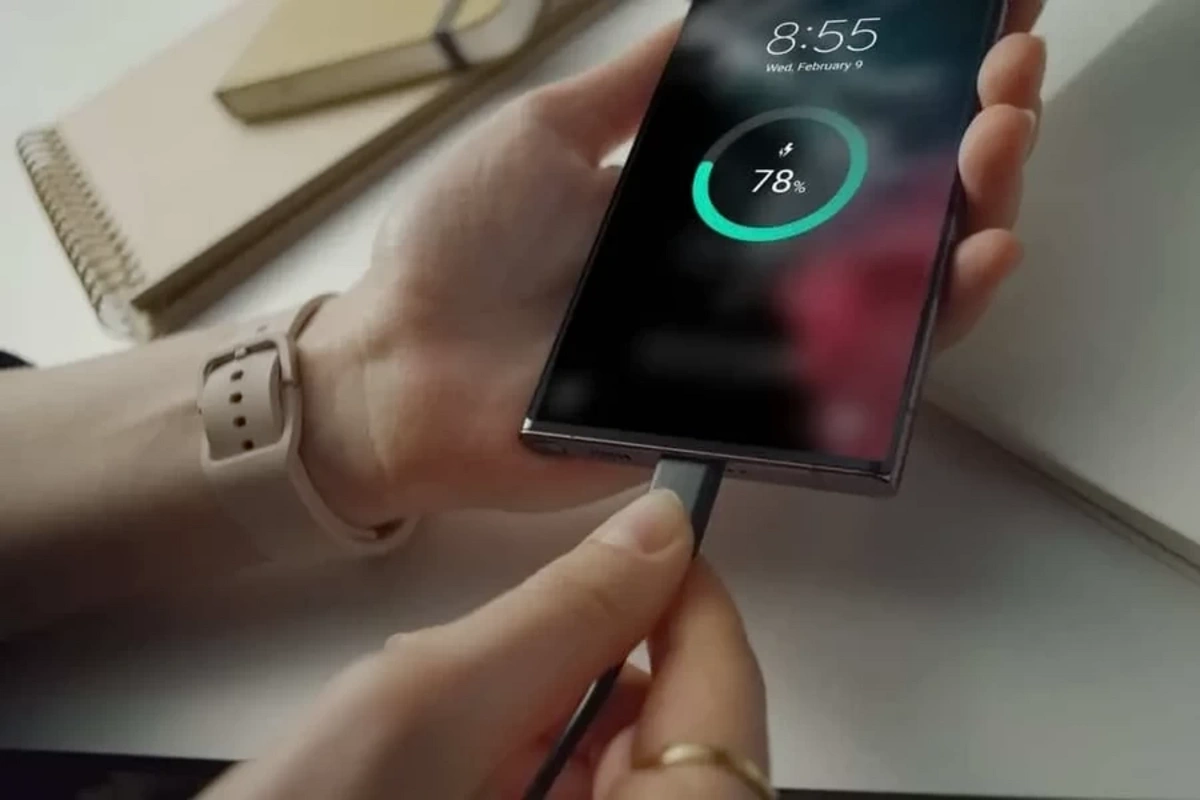 Nopeuttaaako pikalataus puhelimen akun kulumista?