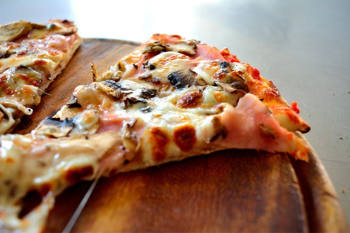 Herkullinen pizza 10 minuutissa: Täydellinen illallisresepti, kun kokkaus ei innosta