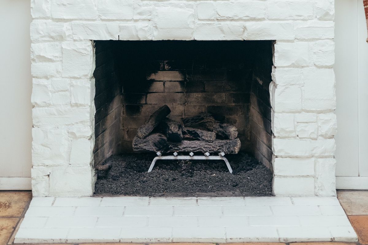 Heitän uuniin kourallisen tätä – savupiippu puhdistuu itsestään, enkä ole kutsunut nuohoojaa viiteen vuoteen