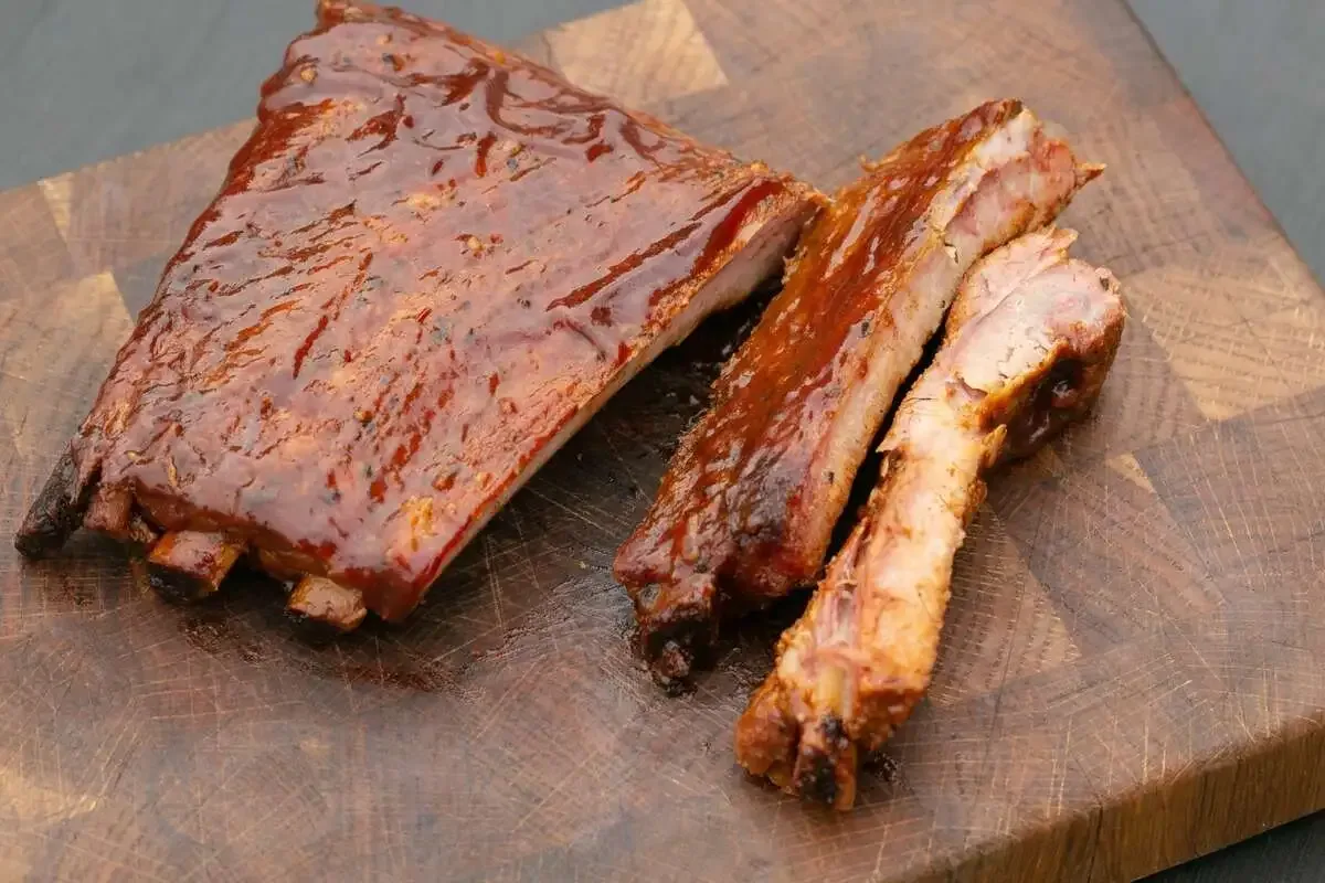 Sianribsit oluessa grillissä – täydellinen piknik-herkku!