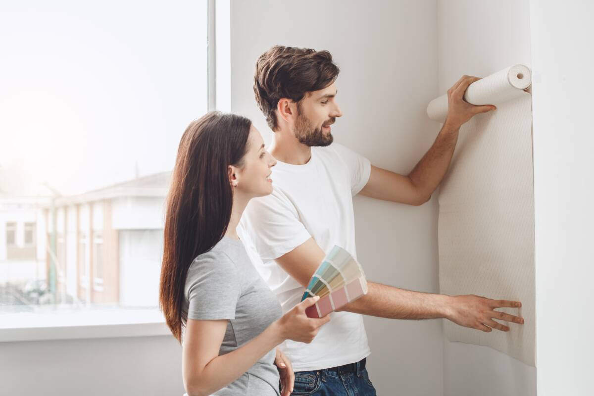 Miten valita tapetit pieneen huoneeseen niin, että se näyttää heti suuremmalta, valoisammalta ja tyylikkäämmältä