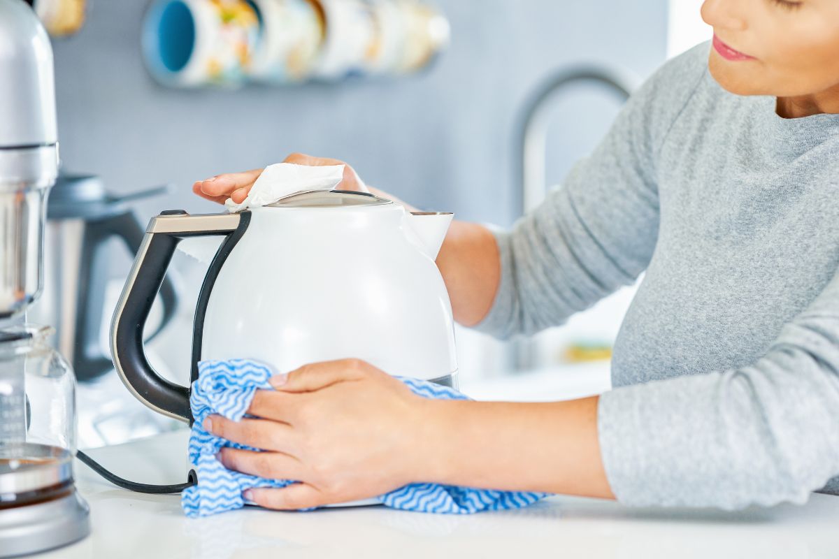 Vedenkeitin kiiltää kuin uusi – poistan kalkin kolmessa minuutissa ilman yhtään kemikaalia